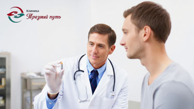 Врач показывает пациенту ампулу для вшивания